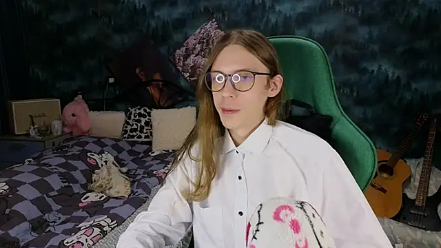 Snapshot of artass2 chatting on 10/04/25, 10:55 artass2 online show from 10/04/25, 10:55