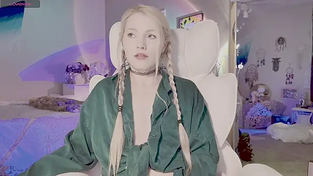 Snapshot of Talulaa chatting on 11/14/25, 06:33 Talulaa online show from 11/14/25, 06:33