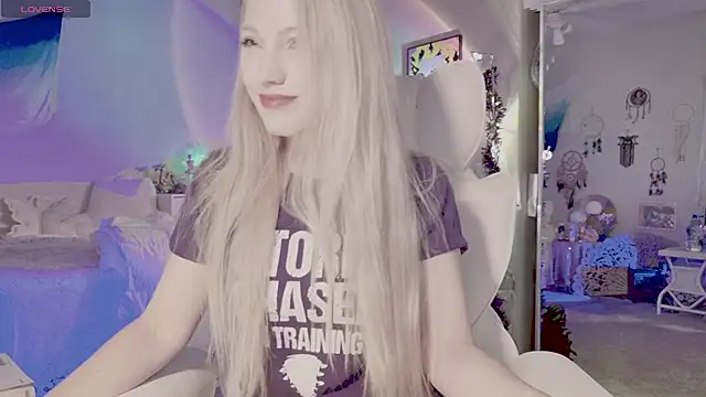 Snapshot of Talulaa chatting on 10/03/25, 06:31 Talulaa online show from 10/03/25, 06:31