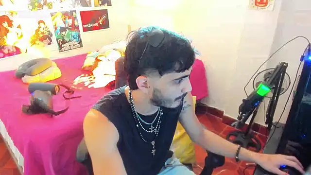 LovexJuxn  online show from 12/17/25, 04:34