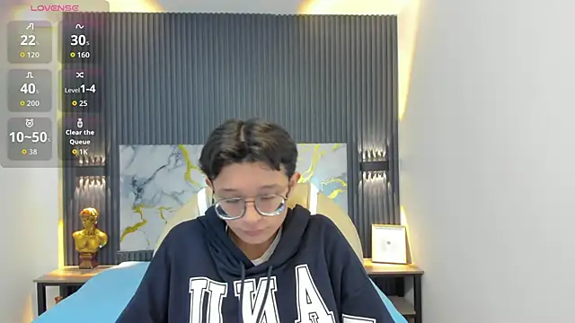 SantiagoRusso18 online show from 10/29/25, 12:04