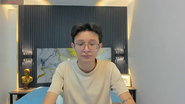 SantiagoRusso18 online show from 10/28/25, 02:38