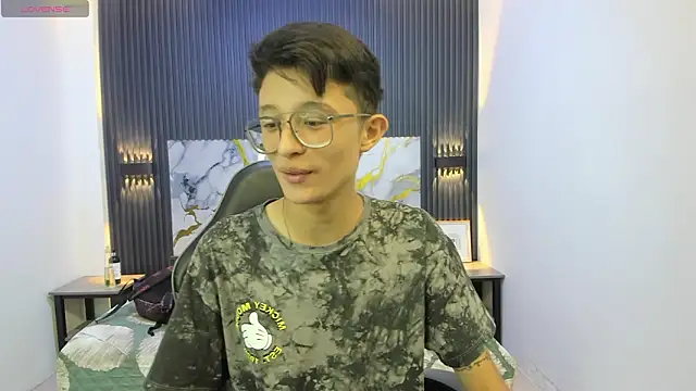 SantiagoRusso18 online show from 02/15/26, 08:30