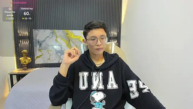 SantiagoRusso18 online show from 09/26/25, 12:01