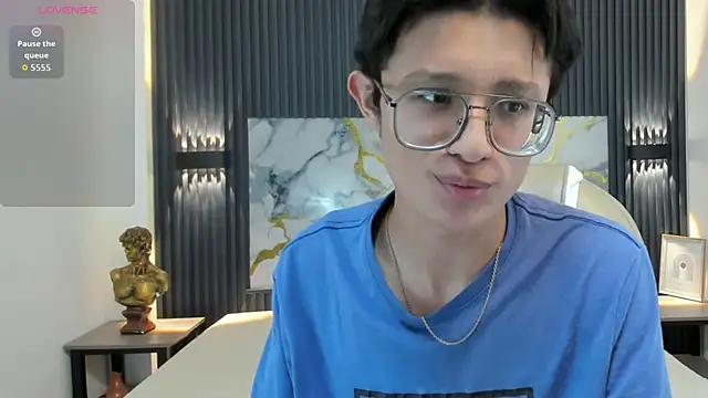 SantiagoRusso18 online show from 11/25/25, 02:01