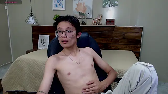 SantiagoRusso18 online show from 12/03/25, 08:19