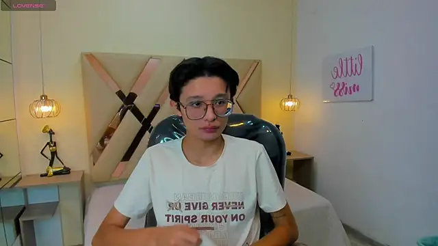 SantiagoRusso18 online show from 11/30/25, 09:04