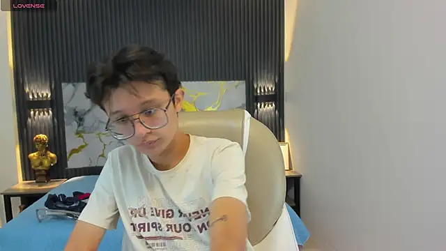 SantiagoRusso18 online show from 10/30/25, 12:25