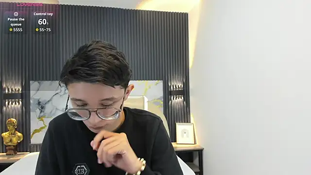 SantiagoRusso18 online show from 10/01/25, 01:04