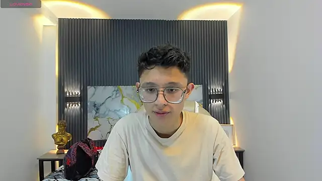 SantiagoRusso18 online show from 12/15/25, 12:44