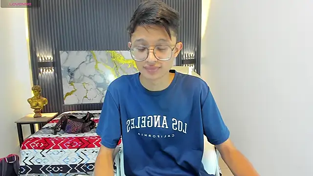 SantiagoRusso18 online show from 12/18/25, 12:42