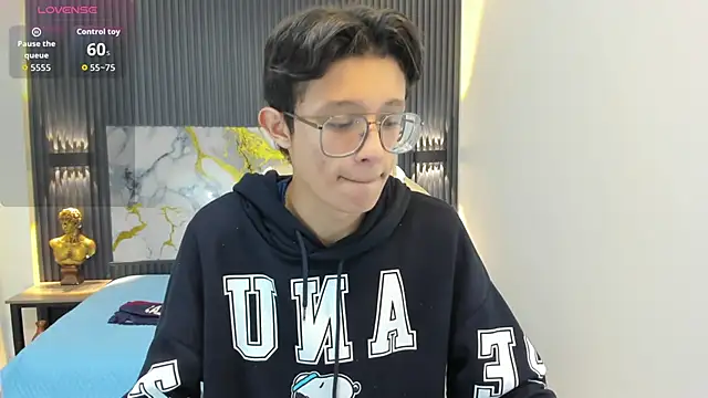 SantiagoRusso18 online show from 10/31/25, 12:02