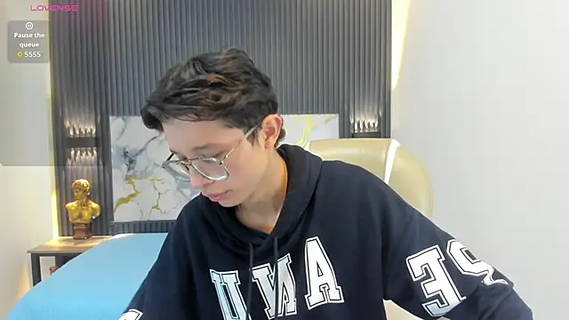 SantiagoRusso18 online show from 10/22/25, 12:04