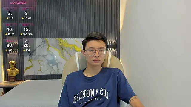 SantiagoRusso18 online show from 10/05/25, 12:40