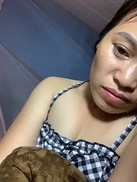 tuyetnhi-00 online show from 10/15/25, 01:52