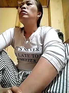 tuyetnhi-00 online show from 10/03/25, 04:58