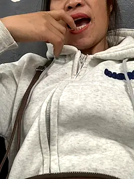 tuyetnhi-00 online show from 10/26/25, 08:59