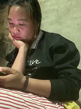 tuyetnhi-00 online show from 12/15/25, 10:32