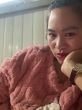 tuyetnhi-00 online show from 12/16/25, 12:37