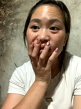 tuyetnhi-00 online show from 10/30/25, 01:31