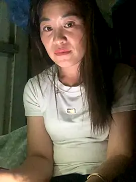 tuyetnhi-00 online show from 10/24/25, 02:05