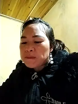 tuyetnhi-00 online show from 11/18/25, 12:37