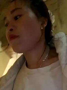 tuyetnhi-00 online show from 10/27/25, 12:22