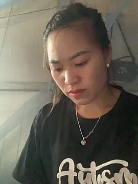 tuyetnhi-00 online show from 10/10/25, 12:44