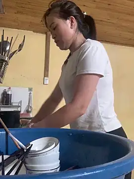 tuyetnhi-00 online show from 10/14/25, 11:25