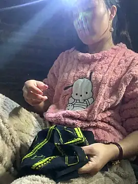 tuyetnhi-00 online show from 12/14/25, 02:07