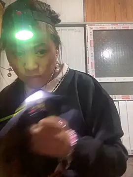 tuyetnhi-00 online show from 11/13/25, 12:42