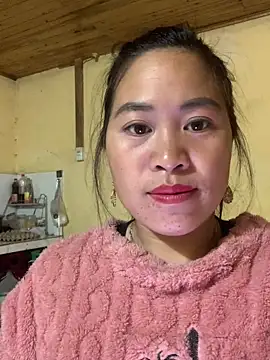 tuyetnhi-00 online show from 12/17/25, 01:21