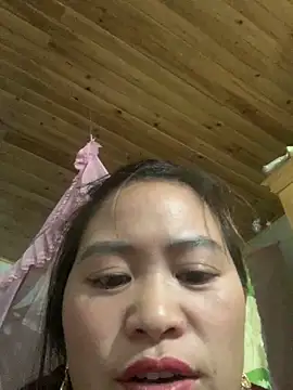 tuyetnhi-00 online show from 12/17/25, 01:27