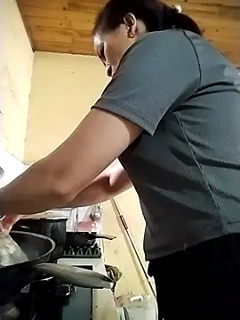 tuyetnhi-00 online show from 10/12/25, 05:09