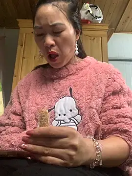 tuyetnhi-00 online show from 11/13/25, 12:36