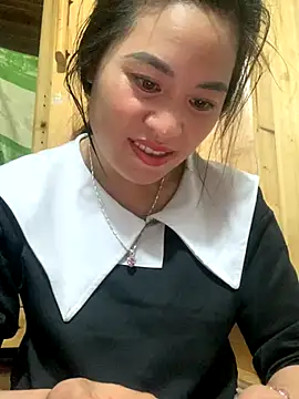 tuyetnhi-00 online show from 11/10/25, 10:20