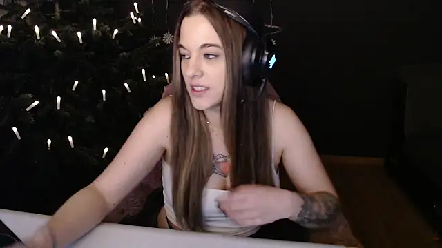 Luna Lynn online show from 12/22/25, 05:13