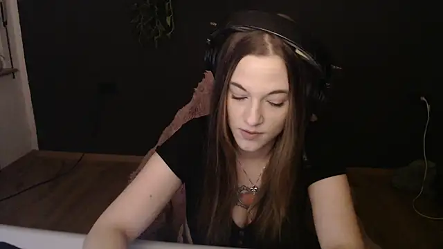 Luna Lynn online show from 12/17/25, 07:19