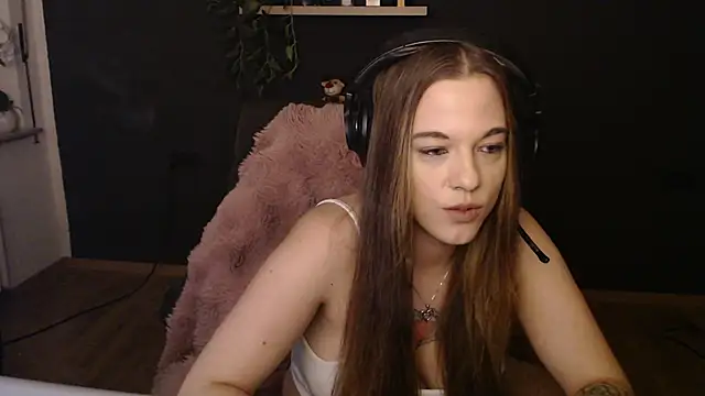 Luna Lynn online show from 11/30/25, 08:20