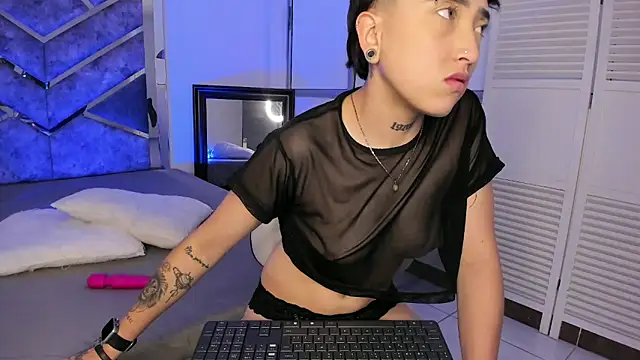 Snapshot of Eryx_Eriscor chatting on 10/24/25, 01:54 Eryx Eriscor online show from 10/24/25, 01:54