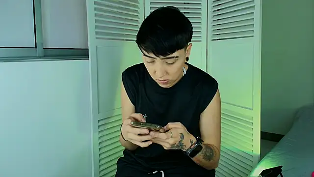 Snapshot of Eryx_Eriscor chatting on 11/11/25, 02:12 Eryx Eriscor online show from 11/11/25, 02:12