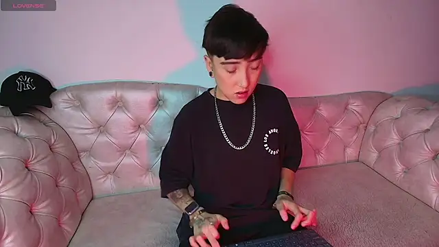 Snapshot of Eryx_Eriscor chatting on 09/26/25, 02:35 Eryx Eriscor online show from 09/26/25, 02:35