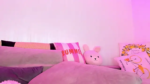 Snapshot of RileyNox chatting on 04/14/26, 04:28 RileyNox online show from 04/14/26, 04:28