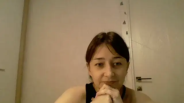 Snapshot of Avenique chatting on 10/17/25, 10:00 Avenique online show from 10/17/25, 10:00