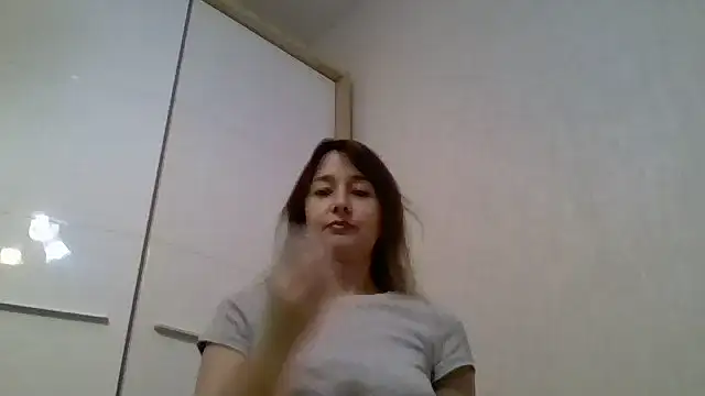 Snapshot of Avenique chatting on 10/08/25, 03:57 Avenique online show from 10/08/25, 03:57