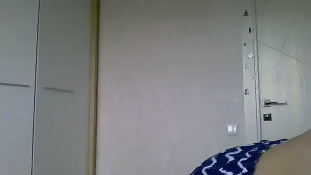 Snapshot of Avenique chatting on 10/18/25, 12:18 Avenique online show from 10/18/25, 12:18