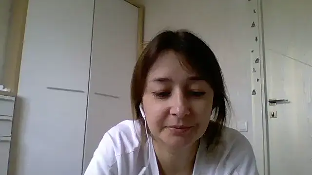 Snapshot of Avenique chatting on 10/11/25, 11:44 Avenique online show from 10/11/25, 11:44