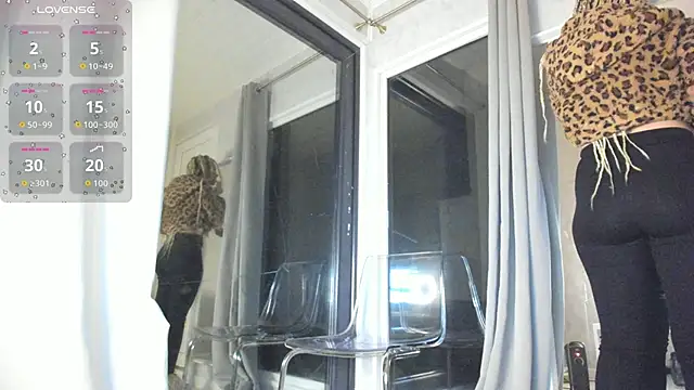 Snapshot of Ella_Vee chatting on 10/21/25, 02:44 Ella Vee online show from 10/21/25, 02:44