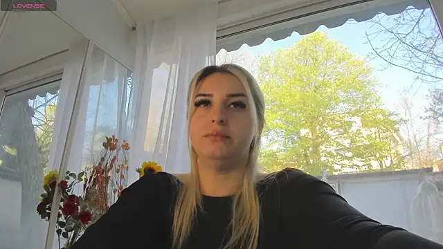 Snapshot of Ella_Vee chatting on 04/16/26, 05:30 Ella Vee online show from 04/16/26, 05:30