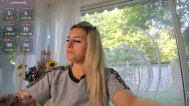 Snapshot of Ella_Vee chatting on 06/15/26, 04:34 Ella Vee online show from 06/15/26, 04:34
